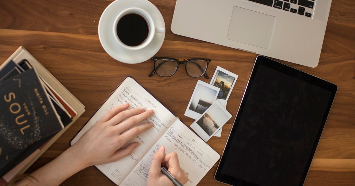 Online digital marketing courses on laptop for beginners